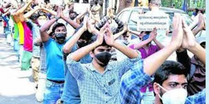 പി.എസ്.സി ഉദ്യോഗാര്ത്ഥികള് നടത്തുന്ന സമരത്തിന് ഐക്യദാര്ഢ്യം ; യൂത്ത് കോണ്ഗ്രസിന്റെ അനിശ്ചിതകാല നിരാഹാര സമരം പി.എസ്.സി ഉദ്യോഗാര്ത്ഥികള് നടത്തുന്ന സമരത്തിന് ഐക്യദാര്ഢ്യം ; യൂത്ത് കോണ്ഗ്രസിന്റെ അനിശ്ചിതകാല നിരാഹാര സമരം