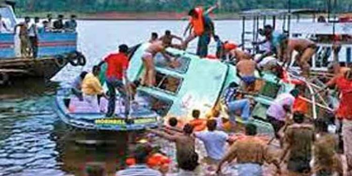 തട്ടേക്കാട് ബോട്ട് ദുരന്തo : ബോട്ട് ഡ്രൈവറുടെ തടവ് ശിക്ഷ ഹൈക്കോടതി രണ്ട് വര്ഷമായി കുറച്ചു തട്ടേക്കാട് ബോട്ട് ദുരന്തo : ബോട്ട് ഡ്രൈവറുടെ തടവ് ശിക്ഷ ഹൈക്കോടതി രണ്ട് വര്ഷമായി കുറച്ചു