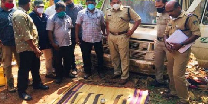 ആര്എസ് എസ് കേന്ദ്രത്തില് നിന്ന് ആയുധശേഖരം പിടികൂടി ആര്എസ് എസ് കേന്ദ്രത്തില് നിന്ന് ആയുധശേഖരം പിടികൂടി