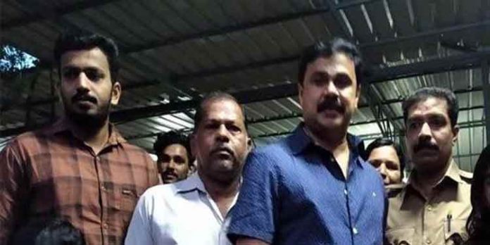ദിലീപിന്റെ ജാമ്യം റദ്ദാക്കണമെന്ന പ്രോസിക്യൂഷന് ഹര്ജിയില് വിചാരണക്കോടതി ഇന്ന് കൂടുതല് വാദം കേള്ക്കും ദിലീപിന്റെ ജാമ്യം റദ്ദാക്കണമെന്ന പ്രോസിക്യൂഷന് ഹര്ജിയില് വിചാരണക്കോടതി ഇന്ന് കൂടുതല് വാദം കേള്ക്കും