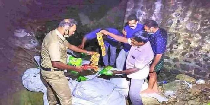 50 ലക്ഷം രൂപ വില വരുന്ന ലഹരി വസ്തുക്കള് ഉപേക്ഷിക്കപ്പെട്ടനിലയില് കണ്ടെത്തി 50 ലക്ഷം രൂപ വില വരുന്ന ലഹരി വസ്തുക്കള് ഉപേക്ഷിക്കപ്പെട്ടനിലയില് കണ്ടെത്തി