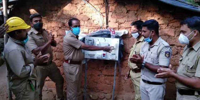 വരദരാജനും കുടുംബത്തിനും വൈദ്യുതിയെത്തിച്ച് ഇലവുംതിട്ട ജനമൈത്രി പോലീസ് വരദരാജനും കുടുംബത്തിനും വൈദ്യുതിയെത്തിച്ച് ഇലവുംതിട്ട ജനമൈത്രി പോലീസ്
