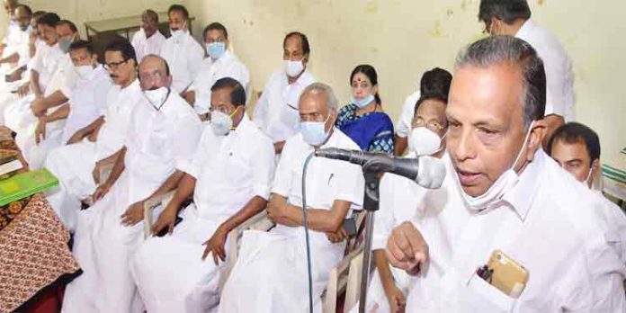 ഇന്ധന വില ക്രൂഡോയില് വിലയുടെ അടിസ്ഥാനാത്തില് നിര്ണ്ണയിക്കണം : എ.എ ഷുക്കൂര് ഇന്ധന വില ക്രൂഡോയില് വിലയുടെ അടിസ്ഥാനാത്തില് നിര്ണ്ണയിക്കണം : എ.എ ഷുക്കൂര്
