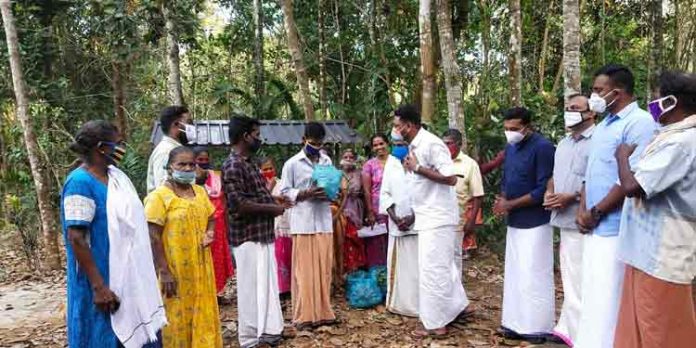 ചൊള്ളനാവയൽ കോളനിയിലെ ഞങ്ങള് ബുദ്ധിമുട്ടിലാണ് ..സഹായിക്കണം ; ഒറ്റപ്പെട്ടുപോയ 67 ആദിവാസി കുടുംബങ്ങൾക്ക് അടിയന്തിര സഹായവുമായി രമേശ് ചെന്നിത്തല ചൊള്ളനാവയൽ കോളനിയിലെ ഞങ്ങള് ബുദ്ധിമുട്ടിലാണ് ..സഹായിക്കണം ; ഒറ്റപ്പെട്ടുപോയ 67 ആദിവാസി കുടുംബങ്ങൾക്ക് അടിയന്തിര സഹായവുമായി രമേശ് ചെന്നിത്തല