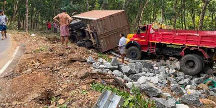 കാലന് കാത്തുനില്പ്പുണ്ട് – സൂക്ഷിച്ചു പോവുക ; റോഡ് ഉന്നത നിലവാരത്തിലായതോട പൊറുതിമുട്ടിയ ഒരു ഗ്രാമം കാലന് കാത്തുനില്പ്പുണ്ട് – സൂക്ഷിച്ചു പോവുക ; റോഡ് ഉന്നത നിലവാരത്തിലായതോട പൊറുതിമുട്ടിയ ഒരു ഗ്രാമം