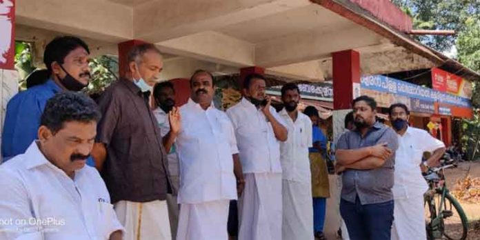 പഴകുളം സർവീസ് സഹകരണ ബാങ്ക് ഇലക്ഷനില് വ്യാപക കള്ളവോട്ട് – ഗുണ്ടായിസം ; തെരഞ്ഞെടുപ്പ് കോൺഗ്രസ് ബഹിഷ്കരിച്ചു പഴകുളം സർവീസ് സഹകരണ ബാങ്ക് ഇലക്ഷനില് വ്യാപക കള്ളവോട്ട് – ഗുണ്ടായിസം ; തെരഞ്ഞെടുപ്പ് കോൺഗ്രസ് ബഹിഷ്കരിച്ചു