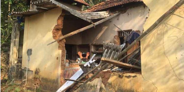 കീക്കോഴൂരില് ആന ഇടഞ്ഞു ; ഒരു വീട് തകര്ത്തു – ആള്ക്കും അപായമില്ല കീക്കോഴൂരില് ആന ഇടഞ്ഞു ; ഒരു വീട് തകര്ത്തു – ആള്ക്കും അപായമില്ല