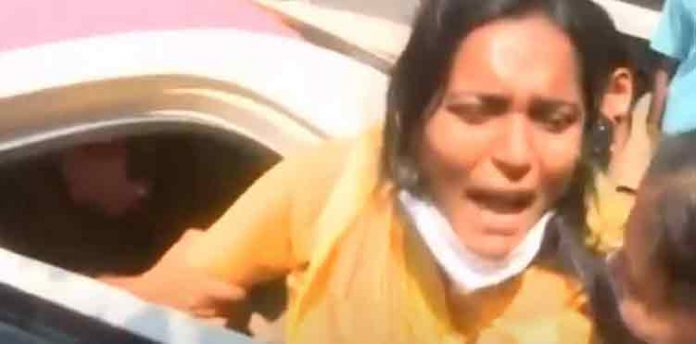 മന്ത്രിമാർക്ക് കരിങ്കൊടി : യൂത്ത് കോണ്ഗ്രസ് വനിതാ നേതാവിനെ അറസ്റ്റ് ചെയ്ത് നീക്കി മന്ത്രിമാർക്ക് കരിങ്കൊടി : യൂത്ത് കോണ്ഗ്രസ് വനിതാ നേതാവിനെ അറസ്റ്റ് ചെയ്ത് നീക്കി
