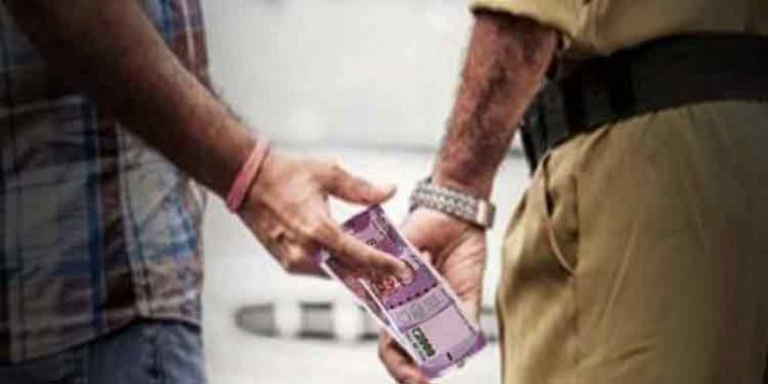 കൈക്കൂലി വാങ്ങുന്നതിനിടെ ഫോറസ്റ്റ് റെയിഞ്ച് ഓഫീസര് പിടിയില് കൈക്കൂലി വാങ്ങുന്നതിനിടെ ഫോറസ്റ്റ് റെയിഞ്ച് ഓഫീസര് പിടിയില്