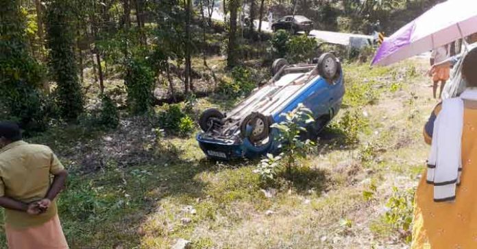 തിരുവനന്തപുരത്തുനിന്നും വാഗമണ്ണിന് പോയവരെ ഗൂഗിള് മാപ്പ് അത്തിക്കയം റോഡില് എത്തിച്ചു ; പരിചയമില്ലാത്ത റോഡില് വാഹനം തലകീഴായി മറിഞ്ഞു തിരുവനന്തപുരത്തുനിന്നും വാഗമണ്ണിന് പോയവരെ ഗൂഗിള് മാപ്പ് അത്തിക്കയം റോഡില് എത്തിച്ചു ; പരിചയമില്ലാത്ത റോഡില് വാഹനം തലകീഴായി മറിഞ്ഞു