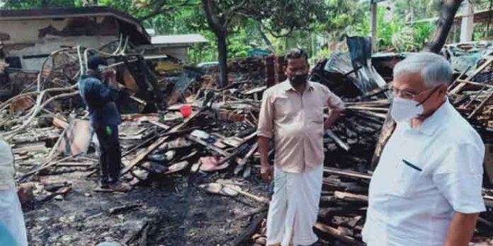 ബേപ്പൂരിൽ ഫർണിച്ചർ നിർമ്മാണ കേന്ദ്രം കത്തിനശിച്ചു ; 25 ലക്ഷം രൂപയുടെ നഷ്ടം ബേപ്പൂരിൽ ഫർണിച്ചർ നിർമ്മാണ കേന്ദ്രം കത്തിനശിച്ചു ; 25 ലക്ഷം രൂപയുടെ നഷ്ടം