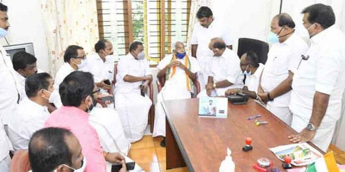 ഐശ്യര്യ കേരളയാത്ര – വിപുലമായ ഒരുക്കങ്ങളുമായി ഡി.സി.സി, വിലയിരുത്താന് ഉമ്മന്ചാണ്ടി എത്തി ഐശ്യര്യ കേരളയാത്ര – വിപുലമായ ഒരുക്കങ്ങളുമായി ഡി.സി.സി, വിലയിരുത്താന് ഉമ്മന്ചാണ്ടി എത്തി