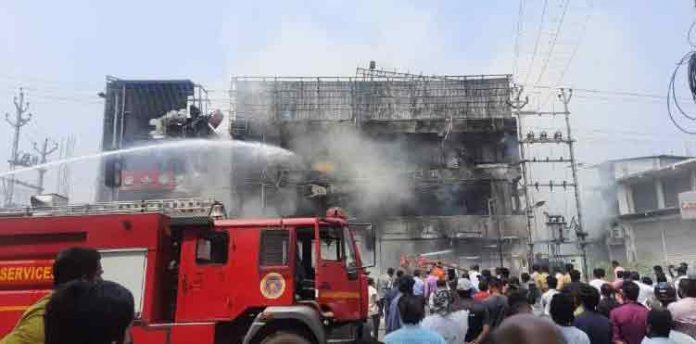 പാലക്കാട് നഗരത്തിലെ ഹോട്ടലില് വന് തീപിടുത്തം ; ഹോട്ടല് പൂര്ണ്ണമായി കത്തിനശിച്ചു പാലക്കാട് നഗരത്തിലെ ഹോട്ടലില് വന് തീപിടുത്തം ; ഹോട്ടല് പൂര്ണ്ണമായി കത്തിനശിച്ചു