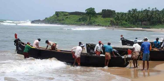 ഇ.എം.സി.സി കമ്പനിയുമായി സർക്കാർ ഒപ്പിട്ട കരാറിനെതിരെ മത്സ്യത്തൊഴിലാളികള് രംഗത്ത് ഇ.എം.സി.സി കമ്പനിയുമായി സർക്കാർ ഒപ്പിട്ട കരാറിനെതിരെ മത്സ്യത്തൊഴിലാളികള് രംഗത്ത്
