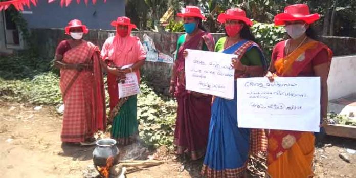 പാചക വാതക വിലവർധനയിൽ പ്രതിഷേധിച്ച് മഹിളാ സംഘത്തിന്റെ അടുപ്പുകൂട്ടി സമരം പാചക വാതക വിലവർധനയിൽ പ്രതിഷേധിച്ച് മഹിളാ സംഘത്തിന്റെ അടുപ്പുകൂട്ടി സമരം
