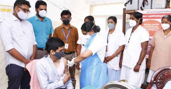 മുന്നണിപ്പോരാളികള് എല്ലാവരും കോവിഡ് വാക്സിന് എടുക്കണം : ജില്ലാ കളക്ടര് മുന്നണിപ്പോരാളികള് എല്ലാവരും കോവിഡ് വാക്സിന് എടുക്കണം : ജില്ലാ കളക്ടര്