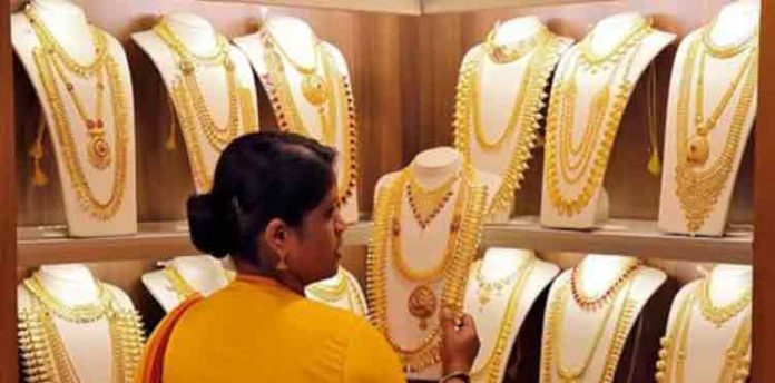 സ്വര്ണവില വീണ്ടും 35,000 നിലവാരത്തില് : അഞ്ചുമാസത്തിനിടെ ഇടിഞ്ഞത് 6,200 രൂപ സ്വര്ണവില വീണ്ടും 35,000 നിലവാരത്തില് : അഞ്ചുമാസത്തിനിടെ ഇടിഞ്ഞത് 6,200 രൂപ
