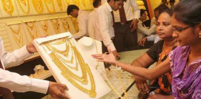 സ്വർണവിലയിൽ കുത്തനെ ഇടിവ് : പവന്റെ വില 33,680 രൂപയായി സ്വർണവിലയിൽ കുത്തനെ ഇടിവ് : പവന്റെ വില 33,680 രൂപയായി