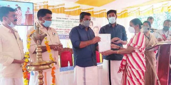 കോന്നിയില് പട്ടയവിതരണത്തിന് തുടക്കമായി ; മൂന്ന് മാസത്തിനുള്ളില് അര്ഹരായ എല്ലാവര്ക്കും പട്ടയം കോന്നിയില് പട്ടയവിതരണത്തിന് തുടക്കമായി ; മൂന്ന് മാസത്തിനുള്ളില് അര്ഹരായ എല്ലാവര്ക്കും പട്ടയം
