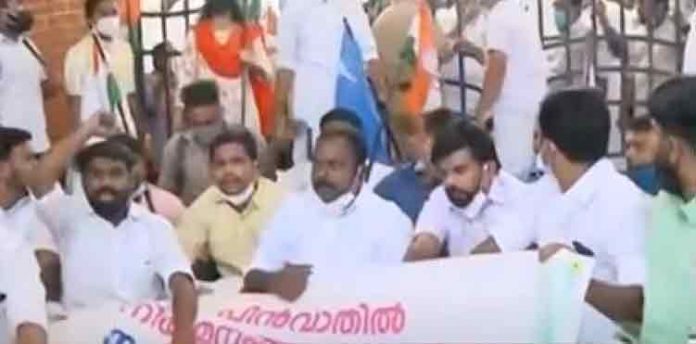 എം.ബി രാജേഷിന്റെ ഭാര്യയുടെ നിയമനം : കാലടി സര്വകലാശാലയിലേക്ക് യുവജന സംഘടനകളുടെ മാര്ച്ച് എം.ബി രാജേഷിന്റെ ഭാര്യയുടെ നിയമനം : കാലടി സര്വകലാശാലയിലേക്ക് യുവജന സംഘടനകളുടെ മാര്ച്ച്