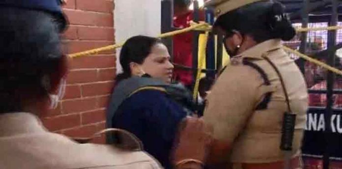 കാലടി സംസ്കൃത സര്വകലാശാലയിലേക്ക് മഹിള മോര്ച്ച നടത്തിയ മാര്ച്ചില് സംഘര്ഷം കാലടി സംസ്കൃത സര്വകലാശാലയിലേക്ക് മഹിള മോര്ച്ച നടത്തിയ മാര്ച്ചില് സംഘര്ഷം