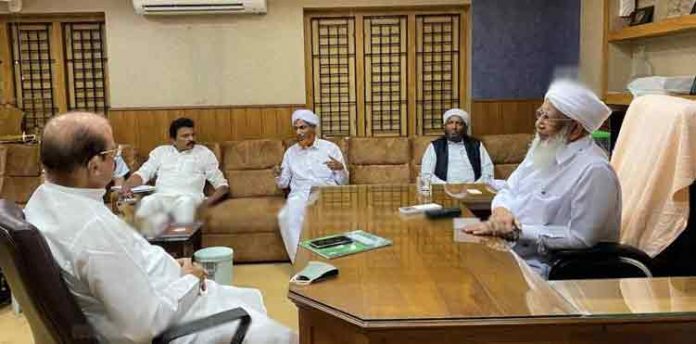 കോണ്ഗ്രസ് സംഘം മര്കസിലെത്തി ; പിന്തുണ തേടി കാന്തപുരവുമായി ചര്ച്ച കോണ്ഗ്രസ് സംഘം മര്കസിലെത്തി ; പിന്തുണ തേടി കാന്തപുരവുമായി ചര്ച്ച
