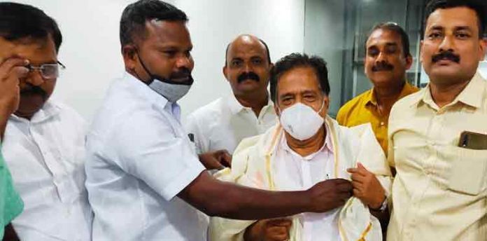 ഐശ്വര്യ കേരള യാത്രയ്ക്ക് പോലീസുകാര് സ്വീകരണം നല്കിയ സംഭവം ; അന്വേഷണം ആരംഭിച്ചു ഐശ്വര്യ കേരള യാത്രയ്ക്ക് പോലീസുകാര് സ്വീകരണം നല്കിയ സംഭവം ; അന്വേഷണം ആരംഭിച്ചു