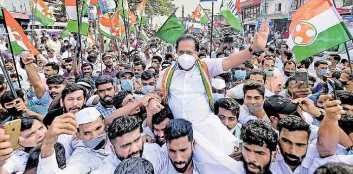 ഐശ്വര്യ കേരള യാത്ര പൊളിക്കാന് പിണറായിയും പോലീസ് സഖാക്കളും ; പങ്കെടുത്ത 400 പേർക്കെതിരെ കേസ് ഐശ്വര്യ കേരള യാത്ര പൊളിക്കാന് പിണറായിയും പോലീസ് സഖാക്കളും ; പങ്കെടുത്ത 400 പേർക്കെതിരെ കേസ്