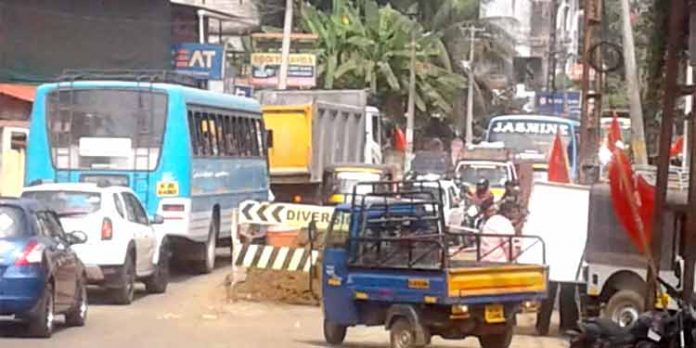 റാന്നിയില് ഗതാഗത കുരുക്ക് രൂക്ഷം : പോലീസ് രംഗത്തിറങ്ങിയിട്ടും കുരുക്കഴിയുന്നില്ല റാന്നിയില് ഗതാഗത കുരുക്ക് രൂക്ഷം : പോലീസ് രംഗത്തിറങ്ങിയിട്ടും കുരുക്കഴിയുന്നില്ല
