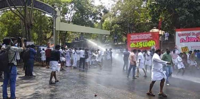 ബാരിക്കേഡ് പിഴുതെടുത്ത് റോഡ് ഉപരോധിച്ച് യൂത്ത് കോണ്ഗ്രസ് ; കോഴിക്കോട്ടും സംഘര്ഷം ബാരിക്കേഡ് പിഴുതെടുത്ത് റോഡ് ഉപരോധിച്ച് യൂത്ത് കോണ്ഗ്രസ് ; കോഴിക്കോട്ടും സംഘര്ഷം