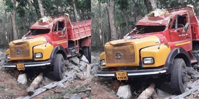 മടന്തമണ്ണിനു സമീപം പാറക്കല്ലുമായെത്തിയ ടിപ്പര് ലോറി നിയന്ത്രണം നഷ്ടപ്പെട്ടു മറിഞ്ഞു മടന്തമണ്ണിനു സമീപം പാറക്കല്ലുമായെത്തിയ ടിപ്പര് ലോറി നിയന്ത്രണം നഷ്ടപ്പെട്ടു മറിഞ്ഞു