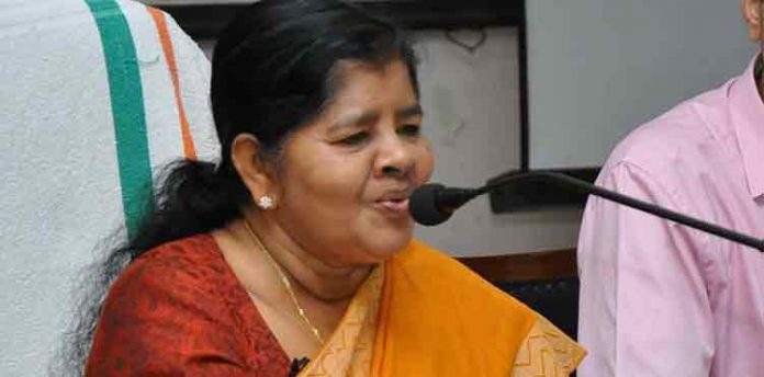 മേഴ്സിക്കുട്ടിയമ്മയുടെ രക്തം തിളക്കുന്നു ; ചെന്നിത്തല ഇത്ര തരംതാഴരുത്’ – താന് അമേരിക്കയില് ചര്ച്ച നടത്തിയിട്ടില്ലെന്ന് ആവര്ത്തിച്ച് ഫിഷറീസ് മന്ത്രി മേഴ്സിക്കുട്ടിയമ്മയുടെ രക്തം തിളക്കുന്നു ; ചെന്നിത്തല ഇത്ര തരംതാഴരുത്’ – താന് അമേരിക്കയില് ചര്ച്ച നടത്തിയിട്ടില്ലെന്ന് ആവര്ത്തിച്ച് ഫിഷറീസ് മന്ത്രി