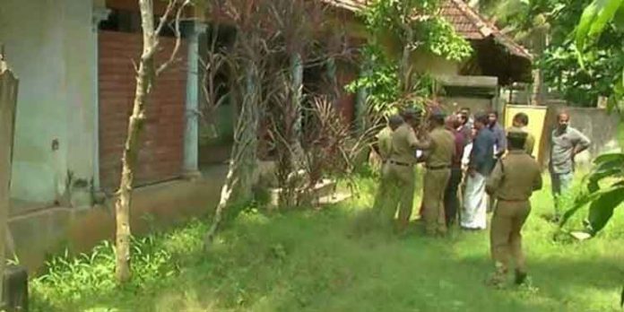 ലക്ഷം രൂപ രവീന്ദ്രന്നായര് വാഗ്ദാനം ചെയ്തതു കൊണ്ടാണ് കള്ളം പറഞ്ഞത് ; കൂടത്തില് തറവാട്ടിലെ കൊലപാതകങ്ങളില് കാര്യസ്ഥന്റെ പങ്ക് വ്യക്തമാക്കുന്ന മൊഴികള് ലക്ഷം രൂപ രവീന്ദ്രന്നായര് വാഗ്ദാനം ചെയ്തതു കൊണ്ടാണ് കള്ളം പറഞ്ഞത് ; കൂടത്തില് തറവാട്ടിലെ കൊലപാതകങ്ങളില് കാര്യസ്ഥന്റെ പങ്ക് വ്യക്തമാക്കുന്ന മൊഴികള്