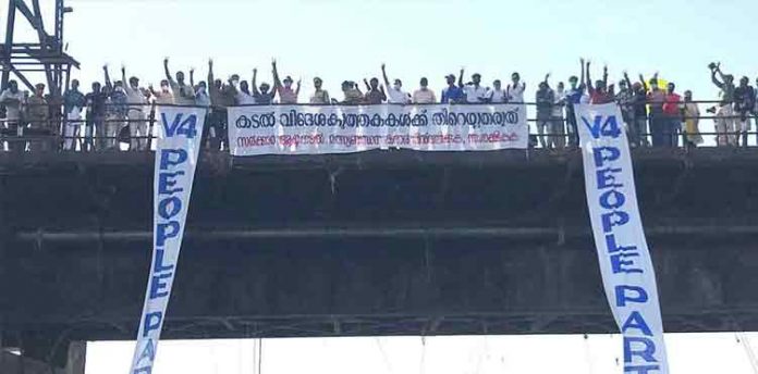 ആഴക്കടൽ മത്സ്യബന്ധനം : ഹാർബർ പാലത്തിൽനിന്നു ചാടാൻ വിഫോർ പാർട്ടി പ്രവർത്തർ ; തടഞ്ഞ് പോലീസ് ആഴക്കടൽ മത്സ്യബന്ധനം : ഹാർബർ പാലത്തിൽനിന്നു ചാടാൻ വിഫോർ പാർട്ടി പ്രവർത്തർ ; തടഞ്ഞ് പോലീസ്