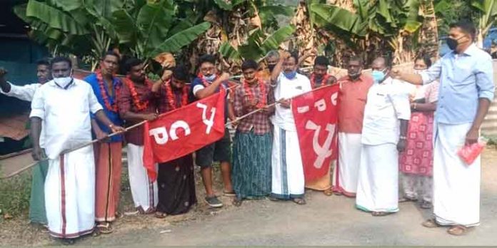 പെരുനാട്ടില് ഇരുപതോളം കുടുംബങ്ങള് കോണ്ഗ്രസ് വിട്ട് സി.പി.ഐയില് ചേര്ന്നു പെരുനാട്ടില് ഇരുപതോളം കുടുംബങ്ങള് കോണ്ഗ്രസ് വിട്ട് സി.പി.ഐയില് ചേര്ന്നു