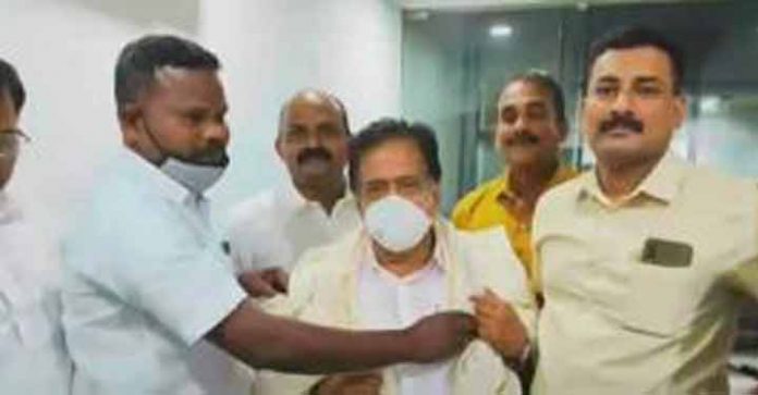 ഐശ്വര്യ കേരള യാത്രയ്ക്ക് പിന്തുണയുമായി എത്തിയ പോലീസുകാര്ക്ക് സസ്പെന്ഷന് ഐശ്വര്യ കേരള യാത്രയ്ക്ക് പിന്തുണയുമായി എത്തിയ പോലീസുകാര്ക്ക് സസ്പെന്ഷന്