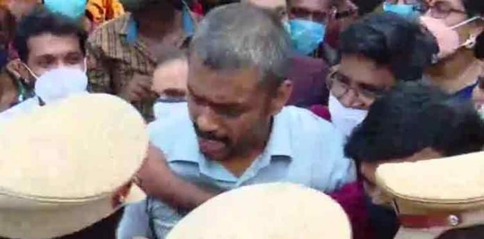 പിൻവാതിൽ നിയമനം : ദേഹത്ത് മണ്ണെണ്ണ ഒഴിച്ച് പ്രതിഷേധിച്ച് ഉദ്യോഗാർത്ഥികൾ ; സംഘർഷം പിൻവാതിൽ നിയമനം : ദേഹത്ത് മണ്ണെണ്ണ ഒഴിച്ച് പ്രതിഷേധിച്ച് ഉദ്യോഗാർത്ഥികൾ ; സംഘർഷം