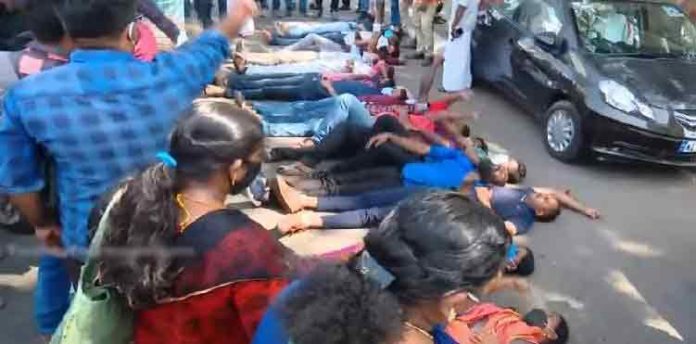 നിയമന വിവാദം : സെക്രട്ടറിയറ്റിന് മുന്നില് പിഎസ്സി ഉദ്യോഗാര്ത്ഥികളുടെ സമരം തുടരുന്നു നിയമന വിവാദം : സെക്രട്ടറിയറ്റിന് മുന്നില് പിഎസ്സി ഉദ്യോഗാര്ത്ഥികളുടെ സമരം തുടരുന്നു