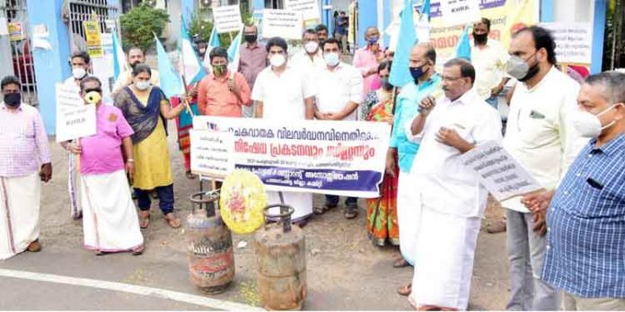 പാചക വാതക വിലവര്ധനവ് ; ഹോട്ടൽ ആന്റ് റെസ്റ്റോറന്റ് അസോസിയേഷൻ സായാഹ്ന ധര്ണ്ണ നടത്തി പാചക വാതക വിലവര്ധനവ് ; ഹോട്ടൽ ആന്റ് റെസ്റ്റോറന്റ് അസോസിയേഷൻ സായാഹ്ന ധര്ണ്ണ നടത്തി
