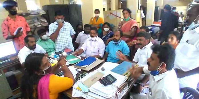 കുടിവെള്ളത്തിനായി പത്തനംതിട്ട നഗരസഭയിലെ കൗൺസിലർമാര് കൊടിയുടെ നിറം നോക്കാതെ ഒന്നിച്ചു സമരം നടത്തി കുടിവെള്ളത്തിനായി പത്തനംതിട്ട നഗരസഭയിലെ കൗൺസിലർമാര് കൊടിയുടെ നിറം നോക്കാതെ ഒന്നിച്ചു സമരം നടത്തി