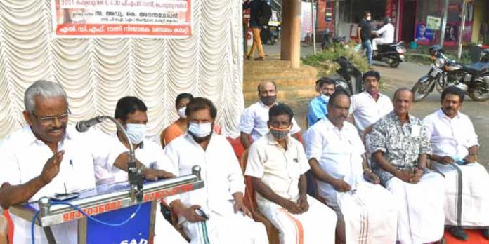 ഇന്ധന വില വര്ദ്ധനവിനെതിരെ എല്.ഡി.എഫ് സായാഹ്ന ധര്ണ്ണ നടത്തി ഇന്ധന വില വര്ദ്ധനവിനെതിരെ എല്.ഡി.എഫ് സായാഹ്ന ധര്ണ്ണ നടത്തി