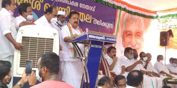 ഒരു ജനതയുടെ സ്വപ്നം തകര്ത്ത് തരിപ്പണമാക്കിയ സര്ക്കാരുകളാണ് കേന്ദ്രവും സംസ്ഥാനവും ഭരിക്കുന്നതെന്ന് രമേശ് ചെന്നിത്തല ഒരു ജനതയുടെ സ്വപ്നം തകര്ത്ത് തരിപ്പണമാക്കിയ സര്ക്കാരുകളാണ് കേന്ദ്രവും സംസ്ഥാനവും ഭരിക്കുന്നതെന്ന് രമേശ് ചെന്നിത്തല