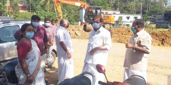 പാര്ക്കിംങ് സ്ഥലം അനുവാദമില്ലാതെ കരാര് കമ്പനി മണ്ണിട്ട് മൂടി ; പ്രതിഷേധം കനത്തതോടെ മണ്ണ് നീക്കിത്തുടങ്ങി പാര്ക്കിംങ് സ്ഥലം അനുവാദമില്ലാതെ കരാര് കമ്പനി മണ്ണിട്ട് മൂടി ; പ്രതിഷേധം കനത്തതോടെ മണ്ണ് നീക്കിത്തുടങ്ങി
