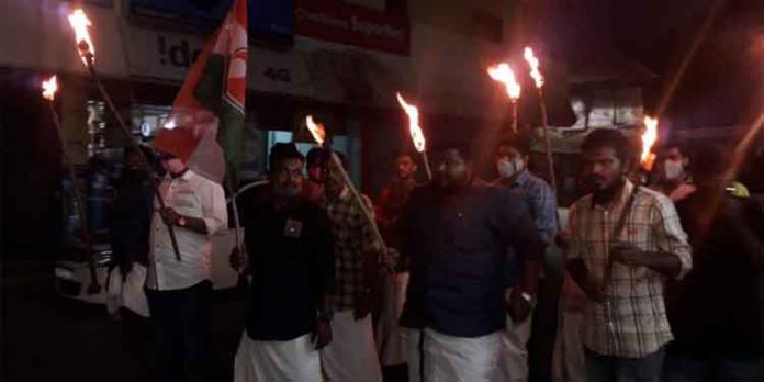 അത്തിക്കയത്ത് യൂത്ത് കോൺഗ്രസ് പന്തം കൊളുത്തി പ്രകടനം നടത്തി അത്തിക്കയത്ത് യൂത്ത് കോൺഗ്രസ് പന്തം കൊളുത്തി പ്രകടനം നടത്തി