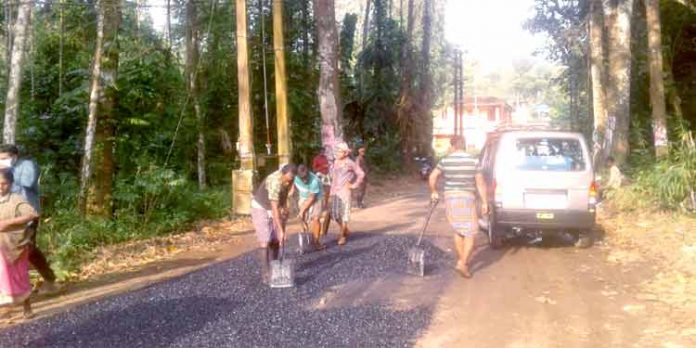 സുഖപ്രസവത്തിന് റാന്നി – ചെറുകോൽപ്പുഴ റോഡ് ; ദുരിതപൂര്ണ്ണമായ 9 കിലോമീറ്റർ യാത്ര സുഖപ്രസവത്തിന് റാന്നി – ചെറുകോൽപ്പുഴ റോഡ് ; ദുരിതപൂര്ണ്ണമായ 9 കിലോമീറ്റർ യാത്ര