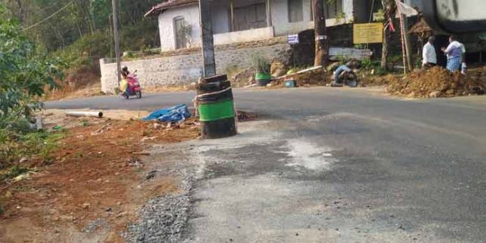 കെ.എസ്.ഇ.ബിയുടെ മെല്ലെപ്പോക്കും മുട്ടാതര്ക്കവും ; പോസ്റ്റുകള് റോഡിനു നടുക്ക് തന്നെ കെ.എസ്.ഇ.ബിയുടെ മെല്ലെപ്പോക്കും മുട്ടാതര്ക്കവും ; പോസ്റ്റുകള് റോഡിനു നടുക്ക് തന്നെ