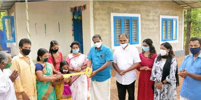 സുനില് ടീച്ചറിന്റെ 191-മത് സ്നേഹ ഭവനം സാനിക്കും കുടുംബത്തിനും സുനില് ടീച്ചറിന്റെ 191-മത് സ്നേഹ ഭവനം സാനിക്കും കുടുംബത്തിനും