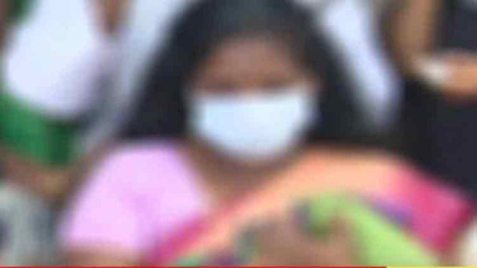 ‘മക്കൾക്ക് നീതി വേണം’ ; തലമുണ്ഡനം ചെയ്ത് പ്രതിഷേധിച്ച് വാളയാർ പെൺകുട്ടികളുടെ അമ്മ ‘മക്കൾക്ക് നീതി വേണം’ ; തലമുണ്ഡനം ചെയ്ത് പ്രതിഷേധിച്ച് വാളയാർ പെൺകുട്ടികളുടെ അമ്മ