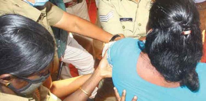 വാളയാര് പെണ്കുട്ടികളുടെ മാതാവിന്റെ അറസ്റ്റ് : സമരത്തെ അട്ടിമറിക്കാന് ശ്രമമെന്ന് ആരോപണം വാളയാര് പെണ്കുട്ടികളുടെ മാതാവിന്റെ അറസ്റ്റ് : സമരത്തെ അട്ടിമറിക്കാന് ശ്രമമെന്ന് ആരോപണം