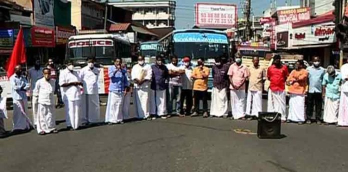 വയനാട് ബഫര്സോണ് വിജ്ഞാപനം ; എല്ഡിഎഫ് ദേശിയപാത ഉപരോധിച്ചു , യുഡിഎഫ് പ്രതിഷേധ സംഗമം വൈകിട്ട് വയനാട് ബഫര്സോണ് വിജ്ഞാപനം ; എല്ഡിഎഫ് ദേശിയപാത ഉപരോധിച്ചു , യുഡിഎഫ് പ്രതിഷേധ സംഗമം വൈകിട്ട്